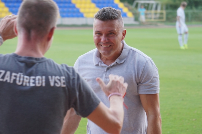 Gól a felezővonalról …