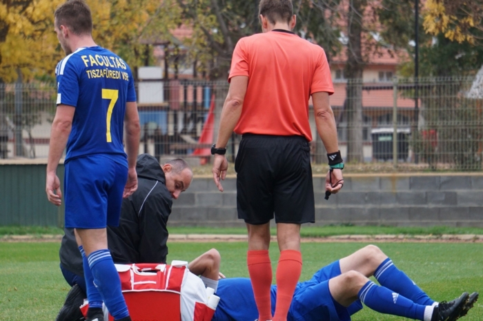 Agyrázkódás, sárga lap …