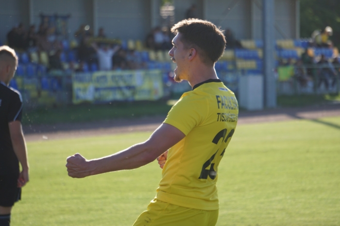 Le a kalappal a játékosok előtt