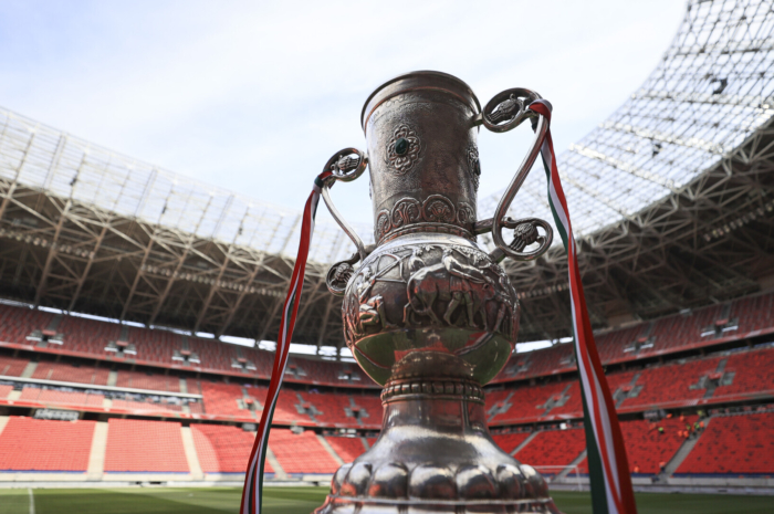 Hatvanba utazunk a kupában