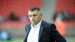 Futballozó csapat jön