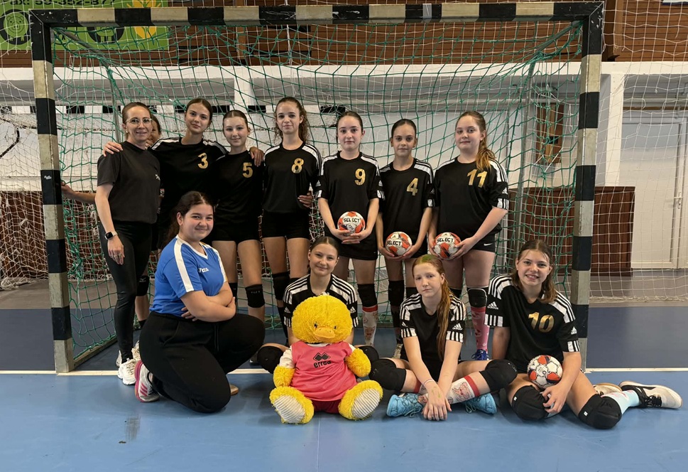 Remekeltek a kézilabdás lányok