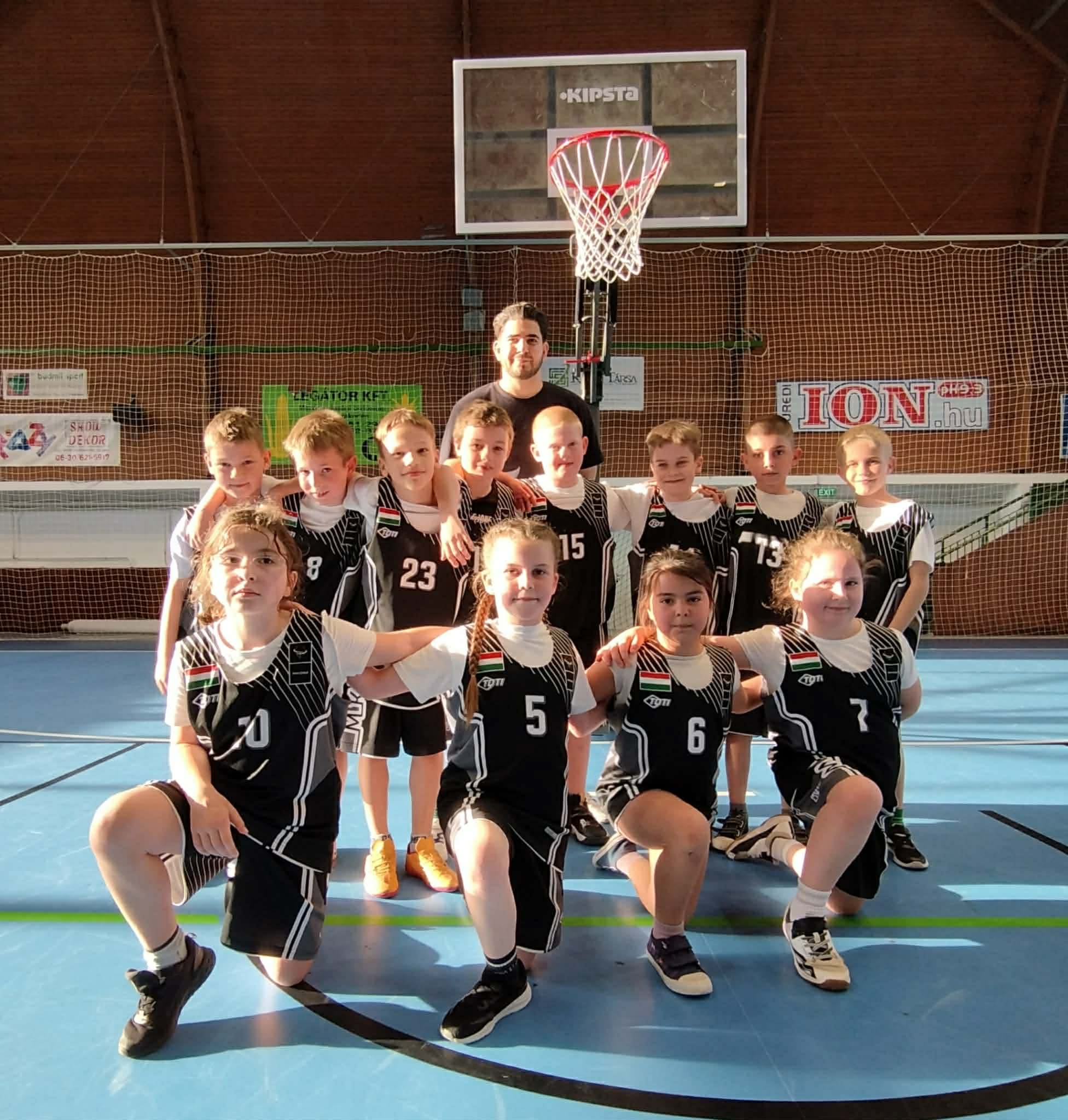 Egy-egy győzelmet és vereséget könyveltek el ifjú kosarasaink